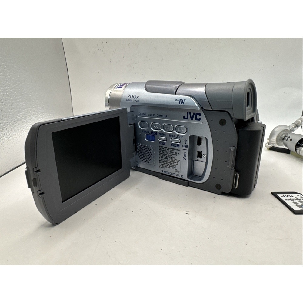 JVC GR-DVM90U 2.5-in LCD MiniDV Progressive Scan 200x Digital Zoom Camcorder - Picture 5 of 10